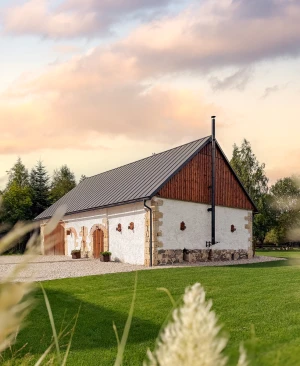 Fotografie exteriéru stodoly se zahradou