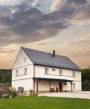Fotografie exteriéru domu se zahradou